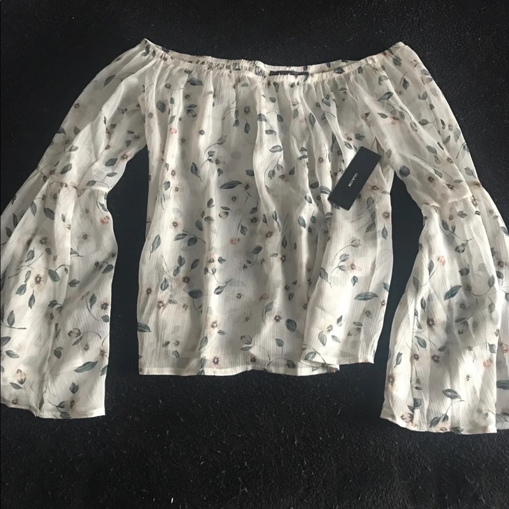 🌼NWT Lulu’s Off The Shoulder Blouse🌼